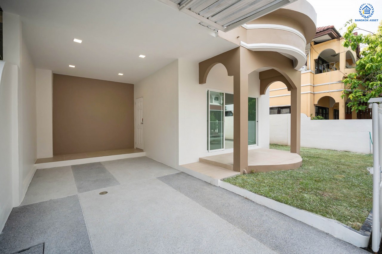 บ้านมือสองตกแต่งใหม่ โครงการ ซื่อตรง รัตนาธิเบศร์ หน้าโครงการติดรถไฟฟ้า "สถานีไทรม้า" เนื้อที่ 40 ตร.ว. ฟังก์ชัน 3 ห้องนอน 3 ห้องน้ำ 1 ที่จอดรถ เชื่อมต่อได้หลายเส้นทาง ใกล้เซ็นทรัลรัตนาธิเบศร์ และทางด่วน "งามวงศ์วาน"